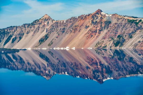 美国俄勒冈州火山口湖中山脉的倒影 — 图库照片