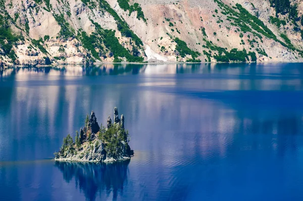 Nära Utsikt Över Phantom Fartyg Eller Trollkarlsön Crater Lake Oregon — Stockfoto
