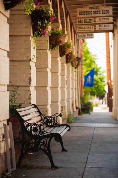 俄勒冈州杰克逊维尔历史建筑的人行道和长椅 — 图库照片