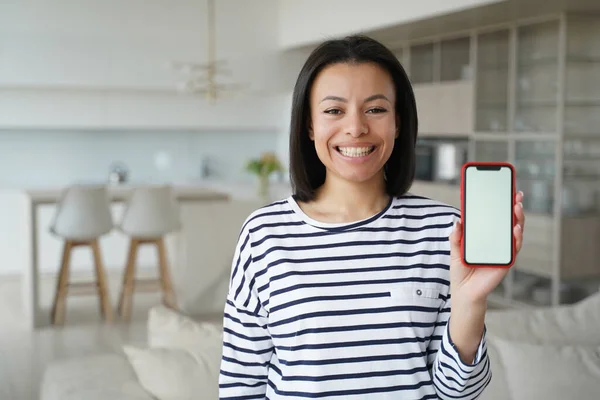 Mujer Feliz Mostrando Teléfono Inteligente Con Pantalla Blanco Simulada Pie —  Fotos de Stock