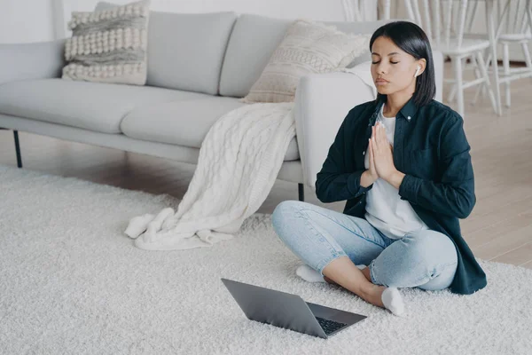 Nyugodt Meditál Hogy Enyhítse Stresszt Gyakorolja Jóga Laptop Lótuszban Ászana — Stock Fotó