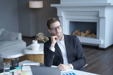 Huzurlu, resmi giyinmiş Avustralyalı iş adamı evde gözleri kapalı, bilgisayarla uzaktan çalışıyor, saatlerce süren online konferanstan yorgun, negatif duyguları ve stresi azaltmaya çalışıyor.