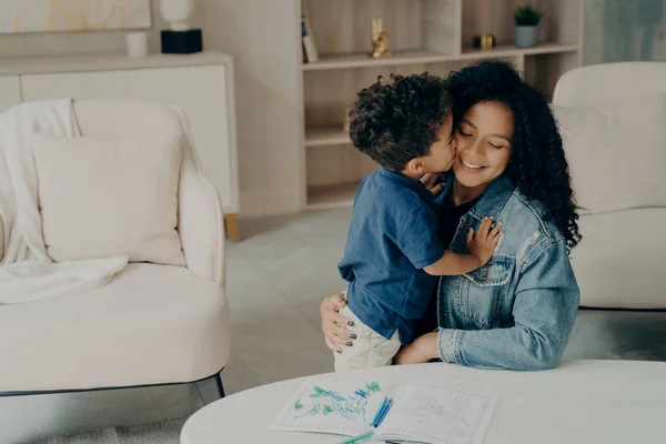 Menino Raça Mista Bonito Abraça Suavemente Sua Mãe Feliz Sentado Fotos De Bancos De Imagens