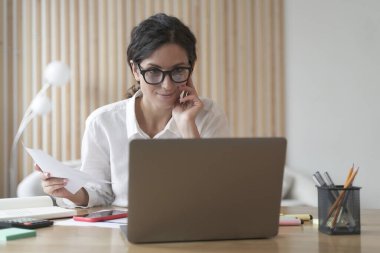 Evde bilgisayar başında çalışan kendine güvenen İspanyol iş kadını müşterilere uzaktan danışmanlık yapıyor, proje fikirlerini uzaktan tartışıyor, profesyonel danışmanlık yapıyor. Serbest Çalışan Konsepti