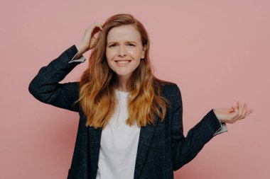 Bu doğru olamaz. Kafası karışmış genç bir kadının portresi. Duyduğuna ya da gördüğüne inanamıyor. Ekose ceket giymiş ve pembe arka planda duruyor.