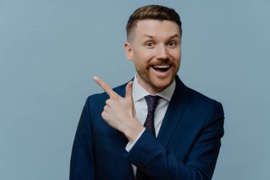 Sağ üst köşedeki resmi kıyafet noktalarında kürklü giyinen başarılı erkek girişimci reklamınız için nasıl iş kurulacağını tavsiye ediyor. Ofis biçimi