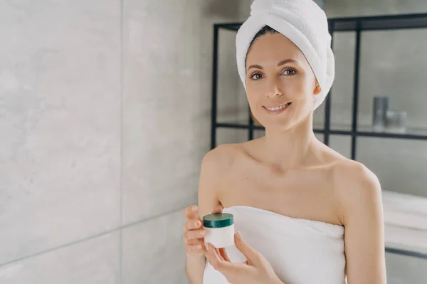 Güzel Spanyol Kadın Elinde Krem Serumla Kozmetik Kavanozu Tutuyor Reklam — Stok fotoğraf
