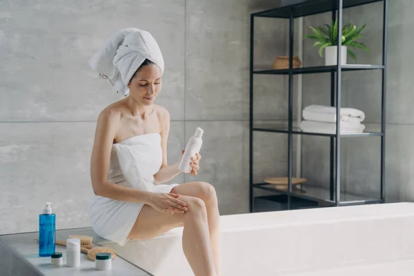 Vücut Bakımı Güzel Bir Kadın Modern Banyoda Banyo Küvetinde Otururken — Stok fotoğraf