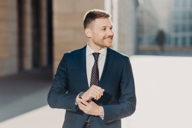 Nazik olumlu gülümseme, mutlu erkek CEO'su giyer zarif resmi takım elbise, standları sokakta, açık vardır onun kariyer başarı sevinir. İş projesi üzerinde çalışmanın başarılı genç iş adamı bitirir