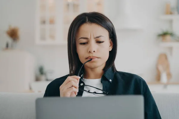 Puzzled Businesswoman Frowning Working Laptop Home Solving Problem Looking Computer — Foto de Stock