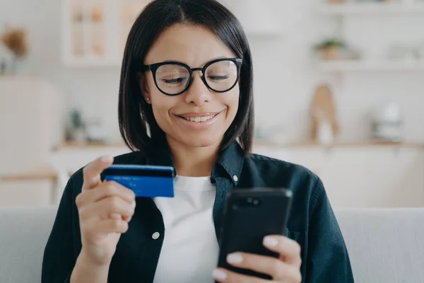Happy Female Holding Credit Card Smartphone Uses Online Banking Services — Foto de Stock