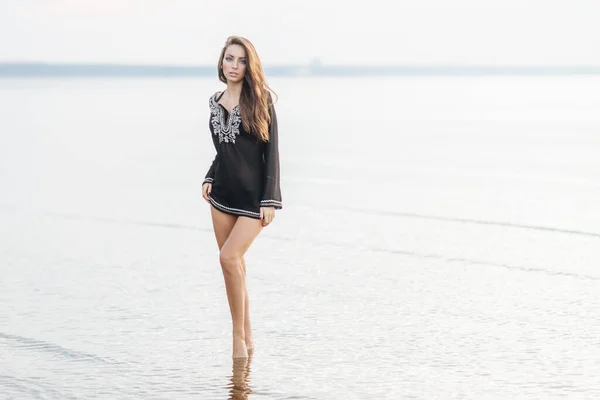 Outdoor Shot Pretty Female Perfect Body Shape Stands Coastline Sea — Stock Photo, Image