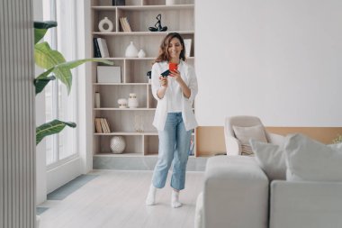 İspanyol kız alışverişkoliktir. Kredi kartı ve telefon tutan kadın. Genç ve çekici bir kadın internetten satın alacak. Kız internetten yer ayırtıyor ya da alıyor. Reklam ve ticaret..