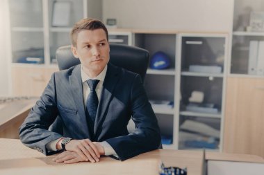 Şık takım elbise oturur kabinesi, ofiste düşünceli işadamı portresi yeni iş planı oluşturma konusunda düşünen, satış, yükseltmek için stratejiler hakkında düşünen restoranda break iş olacak