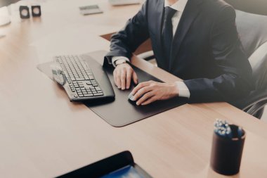 Bilgisayarda ofis, zarif işadamı eserlerin kırpılmış shot iş yerinde oturur, bilgi Interent içinde arama yapar, bir şey, Bütün gün meşgul olmak klavye. Kişi, çalışma ve iş kavramı