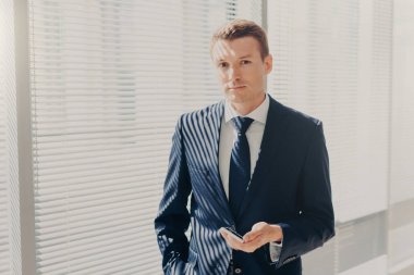 Müreffeh erkek yönetmen mesaj ve multimedya dosyaları akıllı telefon yoluyla gönderir, telefon verilerini eşitler ve fotoğraf projesi için hisse, ofiste teşkil etmektedir, lüks pahalı takım elbise giyiyor, ciddi görünüyor