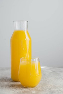 Soğuk taze portakal suyu cam dolu, vitamin dolu, beyaz arka plan üzerinde izole. Ferahlatıcı meyve içeceği. İzole içecek