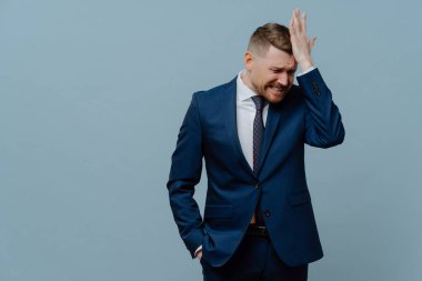 Hata yapıyorsun. Takım elbiseli bunalımlı bir iş adamı gri arka planda dururken kötü olumsuz haber ya da iş başarısızlığı almaktan bıkmış ve stresli hissediyor.