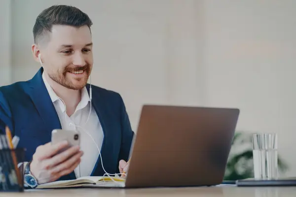 Kulaklıklarda Başarılı Bir Adamı Laptopta Video Görüşmesi Yapıyor Elinde Akıllı — Stok fotoğraf