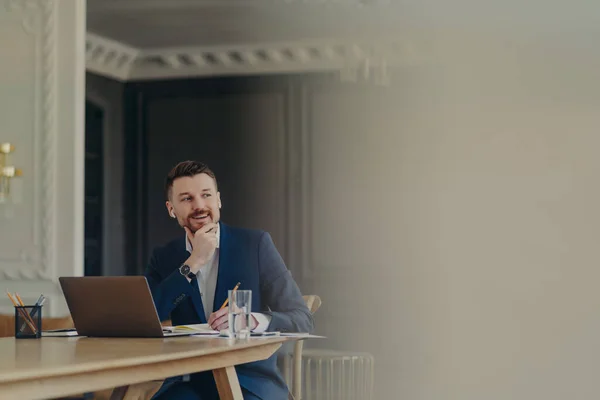 Vellykket Lykkelig Skjeggete Forretningsmann Formell Mørkeblå Dress Skriver Ned Forretningsplanen – stockfoto