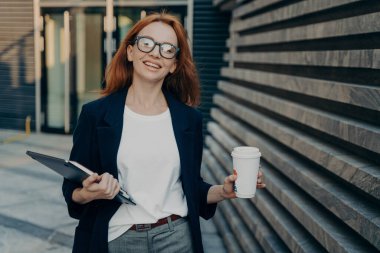 Pozitif görünüşlü kızıl saçlı kadın açık hava içkilerinden hoşlanır. Kahve alır, dijital elektronik cihazlar taşır ve not defterinde resmi giysiler giyer. İşten dönüşleri mükemmel olur. Yaşam biçimi