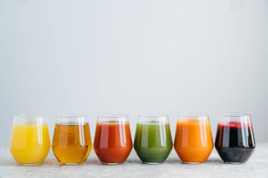 Beyaz arka plan üzerinde izole gözlük sağlıklı meyve suyu. Yatay atış. Lezzetli ve ferahlatıcı içecek. Renkli içecek