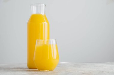 Cam kaplarda narenciye yapılmış taze sıkılmış portakal suyu yatay çekim, boş alan ile beyaz arka plan üzerinde izole