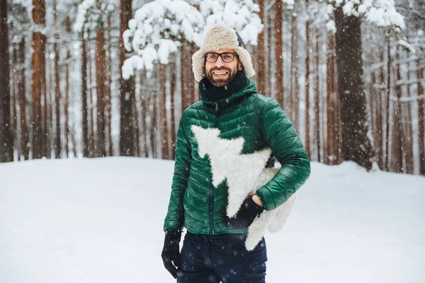 Glada Skäggiga Män Bär Varma Anorak Och Hatt Promenader Vinter — Stockfoto