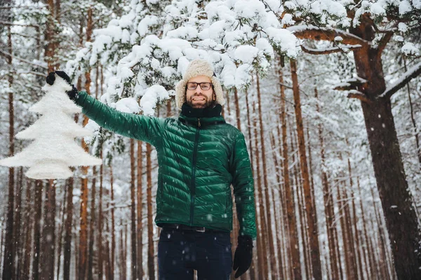 Horisontella Skott Attraktiva Skäggiga Killen Står Mot Vinter Träd Skog — Stockfoto