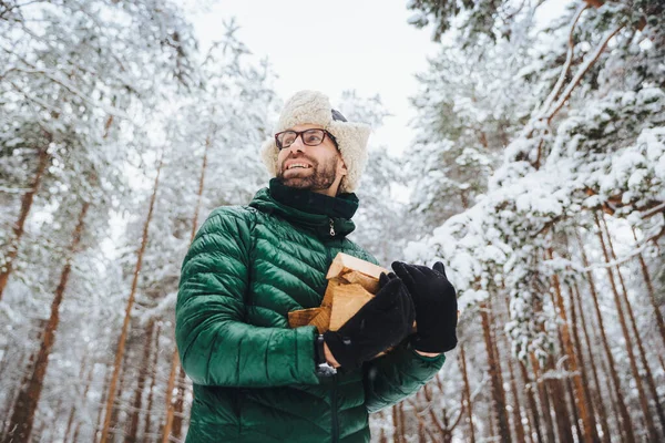 Visa Från Nedan Innehar Ved Ser Glatt Sidan Kommer För — Stockfoto