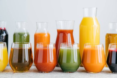 Çok renkli içecekler arka arkaya duran cam kavanoz seti. Beyaz arka plan üzerinde izole farklı meyve yapılmış taze meyve suyu. Yaz içkisi