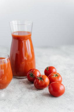 Cam taze kırmızı domates suyu Dikey atış, beyaz arka plan yakın kırmızı taze çiğ domates. Ketçap yapıyorum. Organik içecek