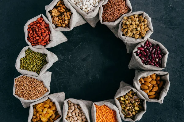 Vista Superior Coloridos Cereales Nutritivos Frutos Secos Pequeños Sacos Parados — Foto de Stock