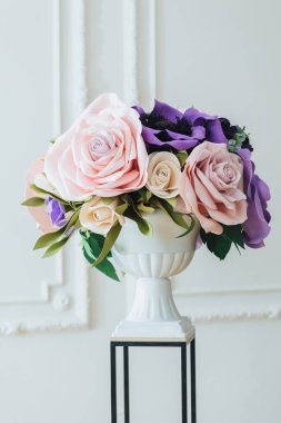 Düğün dekor kavramı. Güzel çiçekler Buket üzerinde vazoda yapılan beyaz arka plan üzerinde izole hazır. Çiçek kavramı. Festival olay