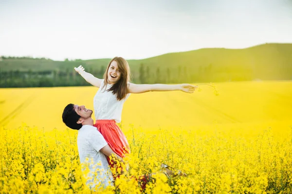 로움을 느껴요 즐거운 암컷은 사람의 여름철 날씨에 노란색 밭에서 포즈를 — 스톡 사진
