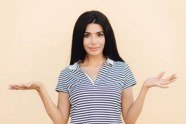 Kimin umurunda? Çok güzel esmer genç kadın, tereddüt ifade, şaşkınlık içinde omuz silkiyor, çözüm bulmaya çalışır veya karar verir, yalnız kapalı teşkil etmektedir. İnsanlar ve tereddüt kavramı