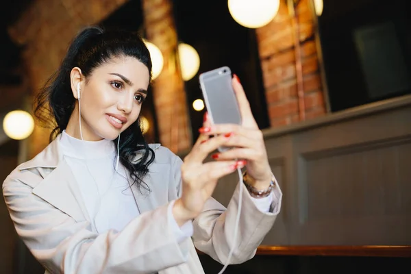 Mulher Bonita Com Cabelo Escuro Amarrado Cauda Pônei Fazendo Selfie — Fotografia de Stock