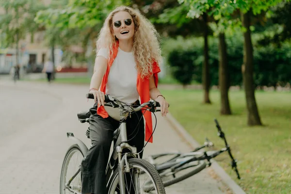 Jovem Aparência Agradável Óculos Sol Passeios Bicicleta Esportiva Pára Para — Fotografia de Stock