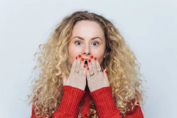 Emocjonalne Piękne Kobiety Nieoczekiwane Spojrzenie Obejmuje Usta Ręką Czerwony Manicure — Zdjęcie stockowe