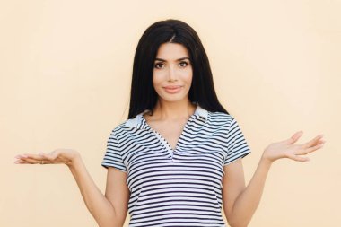 Kimin umurunda? Çok güzel esmer genç kadın, tereddüt ifade, şaşkınlık içinde omuz silkiyor, çözüm bulmaya çalışır veya karar verir, yalnız kapalı teşkil etmektedir. İnsanlar ve tereddüt kavramı