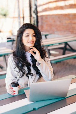 Rüya gibi ifade olan lezzetli kahve içme açık kafe dinlenme olması resmen genel dizüstü bilgisayar istimal uzak iş için giyinmiş şık başarılı kadın serbest meslek. Yaşam tarzı kavramı