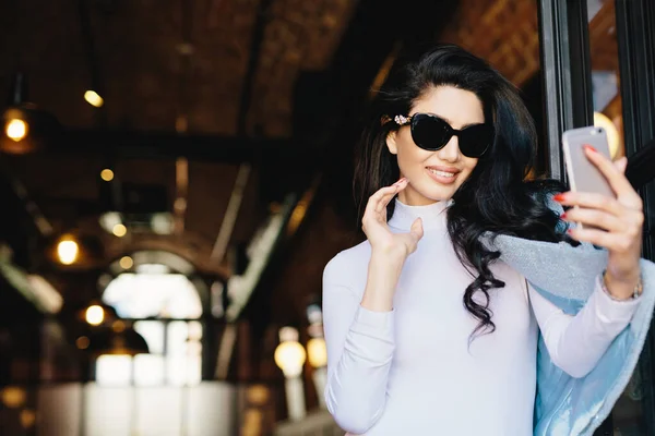Mujer Glamour Sonriente Gafas Sol Blusa Blanca Chaqueta Posando Cámara — Foto de Stock