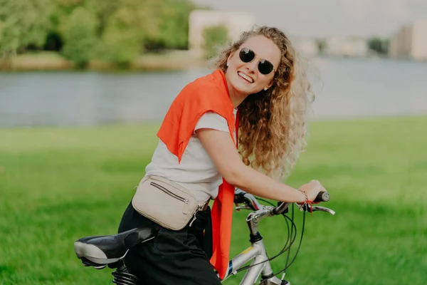 Curly Cabelo Loiro Mulher Ciclos Livre Fica Com Bicicleta Leva — Fotografia de Stock