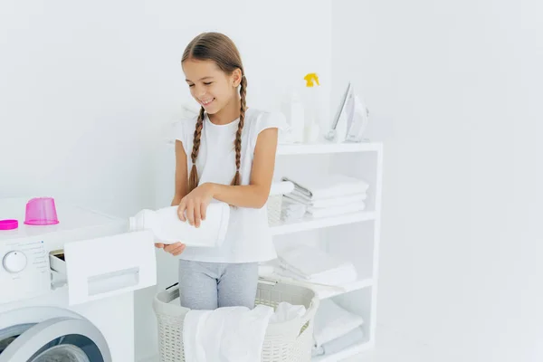 Pequeña Chica Ocupada Adorable Para Cesta Ropa Vierte Detergente Compartimiento — Foto de Stock