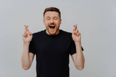 İyimser, heyecanlı, sakallı, dileğinin gerçekleşeceğine emin bir Avrupalı. Parmaklarını çapraz tut, olumlu sonuçları bekle. Ağzını kapalı tut.