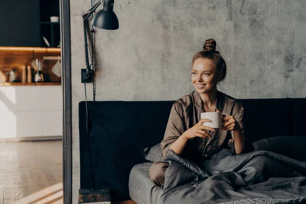 Feliz Sorrindo Caucasiana Fêmea Pijama Desfrutando Xícara Café Manhã Enquanto — Fotografia de Stock