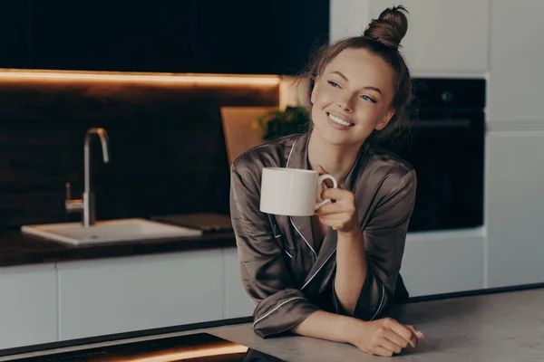 Modern Mutfakta Sabah Kahvesinin Tadını Çıkaran Elbiseli Mutlu Genç Bir — Stok fotoğraf