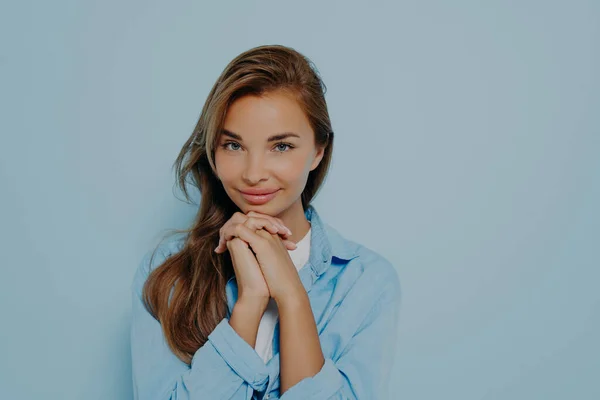 Porträtt Söt Kaukasisk Ung Kvinna Med Spännande Ansiktsuttryck Hålla Händerna — Stockfoto