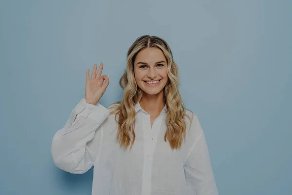 Glädjande Ung Blond Kvinna Vit Skjorta Gör Gest Med Handen — Stockfoto