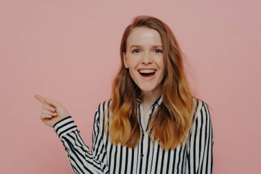 Bana bak. Gülen genç bir bayan işaret parmağıyla reklam yapmak için fotokopi alanını işaret ederek olumlu duygular ifade ediyor. Promosyon ve reklam kavramı